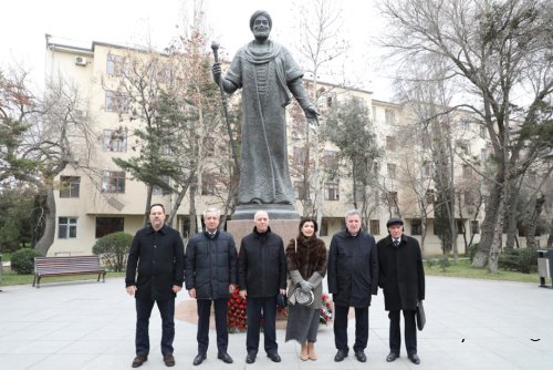 Dahi özbək şairi Əlişir Nəvainin abidəsi ziyarət edilib