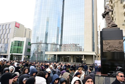 Xocalı soyqırımı qurbanlarının abidəsi önündə izdiham yaşanır