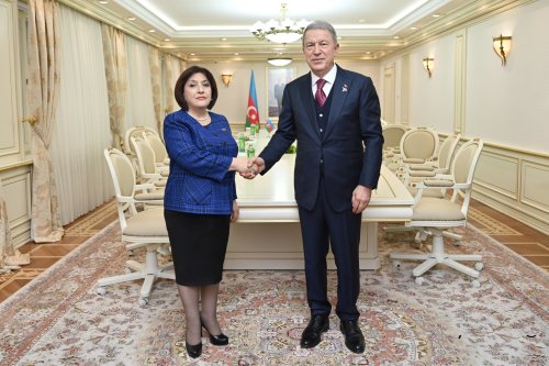 Milli Məclisin sədri Sahibə Qafarova Türkiyə Böyük Millət Məclisinin Milli Müdafiə Komitəsinin sədri Hulusi Akar ilə görüşüb