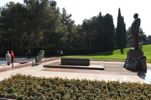 Venesuelalı parlamentarilər Ulu Öndərin məzarını və Zəfər parkını ziyarət ediblər
