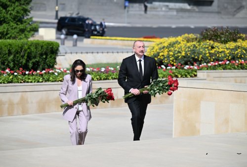 Prezident İlham Əliyev və birinci xanım Mehriban Əliyeva faşizm üzərində Qələbə uğrunda mübarizədə həlak olan Azərbaycan övladlarının xatirəsini ehtiramla anıblar