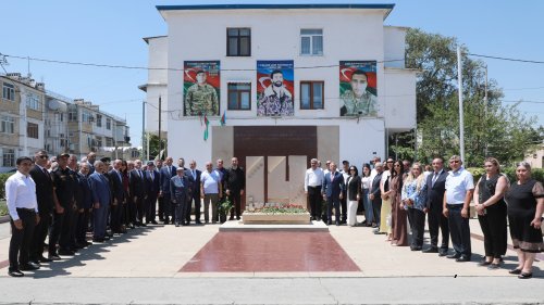 Suraxanı rayonunda Heydər Əliyevin hakimiyyətə birinci gəlişinin 56-cı ildönümü münasibətilə Suraxanı rayonu, Yeni Suraxanı qəsəbəsi, 14 İyul küçəsində Ulu öndərin siyasi hakimiyyətə gəlişini əks etdirən Xatirə kompleksi ziyarət olunub