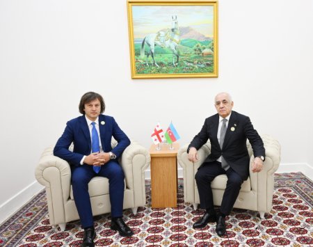 Baş nazir Əli Əsədov Türkmənbaşıda Gürcüstanın Baş naziri İrakli Kobaxidze ilə görüşüb