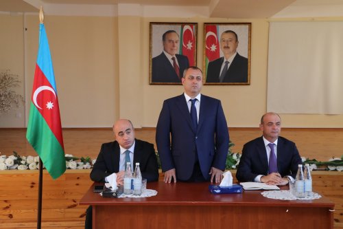 Suraxanı Rayon İcra Hakimiyyətinin başçısı Adil Əliyev Qaraçuxur qəsəbəsi, Yeni Günəşli “D” yaşayış sahəsində yerləşən 290 saylı tam orta məktəbdə sakinlərlə səyyar görüş keçirib