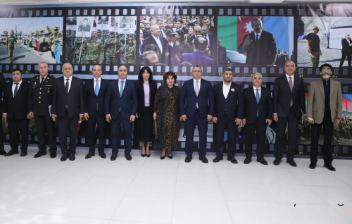 Suraxanıda “Konstitusiya və Suverenlik İli” çərçivəsində Şanlı tariximizin ən şərəfli və qürurverici səhifələrinə həkk olunmuş 8 noyabr – Zəfər gününün 5-ci ildönümü münasibətilə “Zəfər Bayrağına düzlən!” adlı vətənpərvərlik tədbiri keçirilib