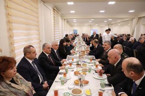 Dekabrın 12-də Suraxanı Rayon İcra Hakimiyyətinin təşkilatçılığı ilə Ümummilli lider, Ulu Öndər Heydər Əliyevin anım günü münasibətilə Fatimeyi Zəhra məscidində ehsan süfrəsi açılıb