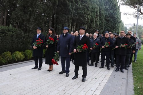 Dekabrın 12-də Suraxanı Rayon İcra Hakimiyyətinin başçısı Adil Əliyev, müavinləri və aparatın əməkdaşları Fəxri xiyabanda Ulu Öndərin məzarını ziyarət ediblər
