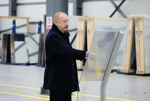 Prezident İlham Əliyev Sumqayıt Sənaye Parkında güzgü vərəqələrin istehsalı zavodunun açılışında iştirak edib